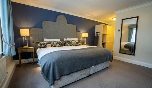 Superior King Room with Courtyard View