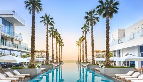 Apartment with Pool View 