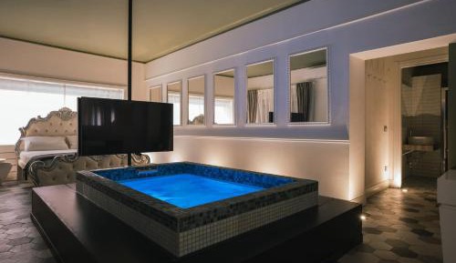 Deluxe Suite with Spa Bath