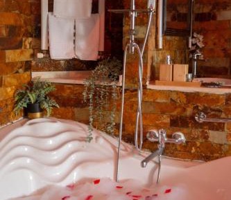 Studio with Spa Bath