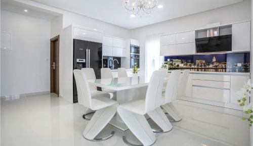 Eight-Bedroom Holiday Home