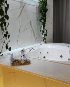 Deluxe Suite with Spa Bath