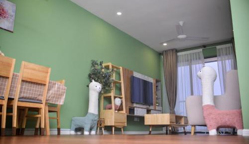 Three-Bedroom Apartment with Mountain View