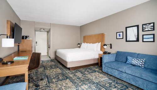 Deluxe King Room with Balcony and Gulf View