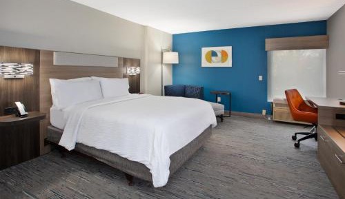 Queen Suite with Mobility Accessible Tub