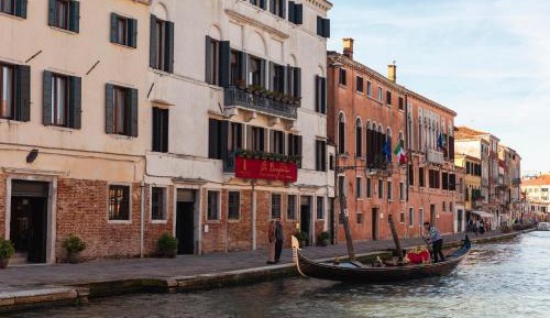 Superior King Room with Canal View