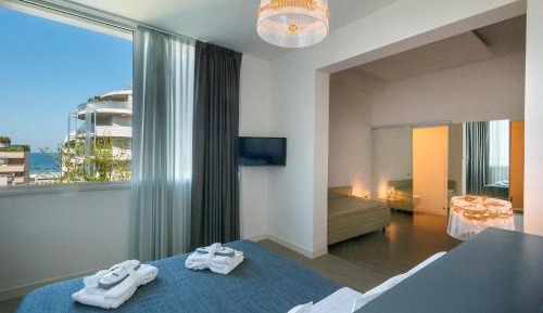 Junior Suite with Side Sea View