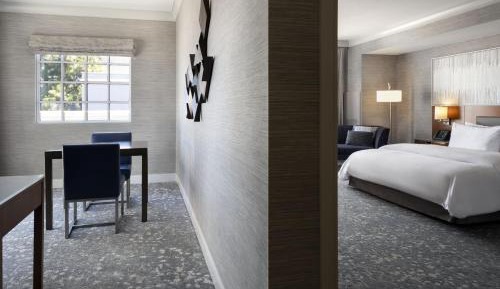 Suite, 1 King, Sofa bed, Courtyard view, Top floor, Balcony