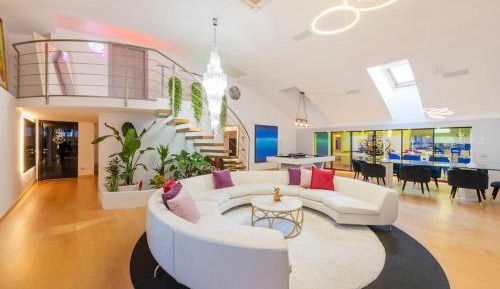 Three-Bedroom Deluxe Apartment