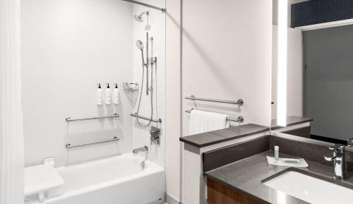 Standard Queen Room with Balcony - Mobility Accessible with Tub