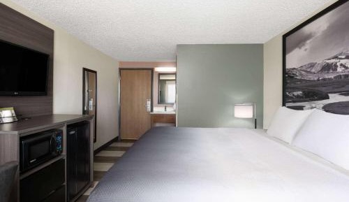 King Room with Kitchenette - Non-Smoking