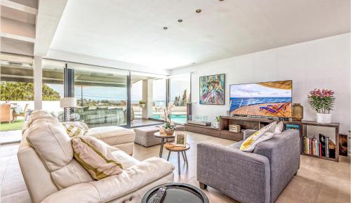 Six-Bedroom Holiday Home