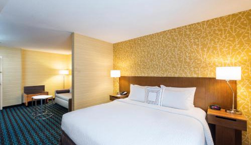 King Studio with Sofa Bed and Adapted Tub - Mobility Accessible