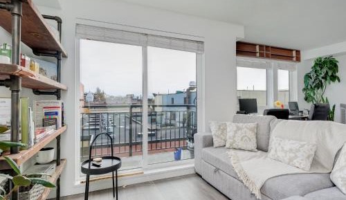 Apartment with Mountain View