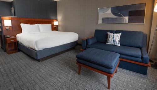 Executive Large King Room with Sofa Bed - Hearing Accessible 