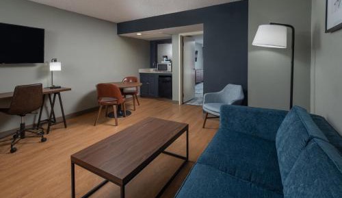 Deluxe Queen/Queen Suite with Sofa Bed