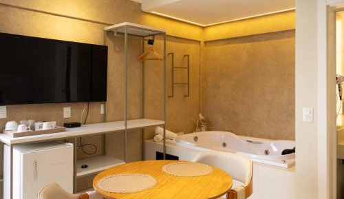 Queen Suite with Spa Bath