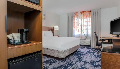 King Room with Adapted Tub - Mobility and Hearing Accessible