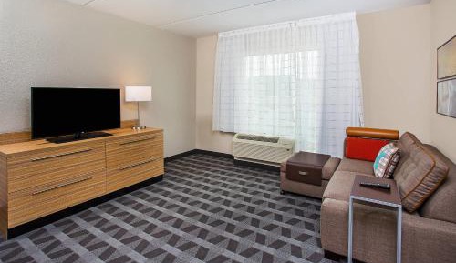 One-Bedroom Queen Suite