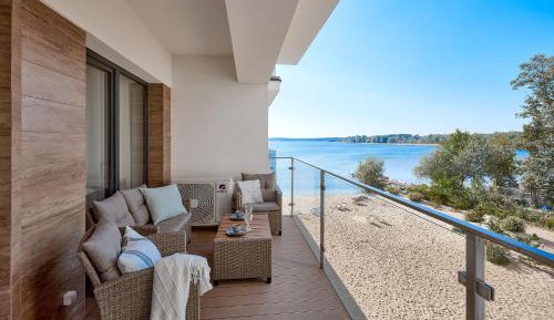 One-Bedroom Apartment with Lake View
