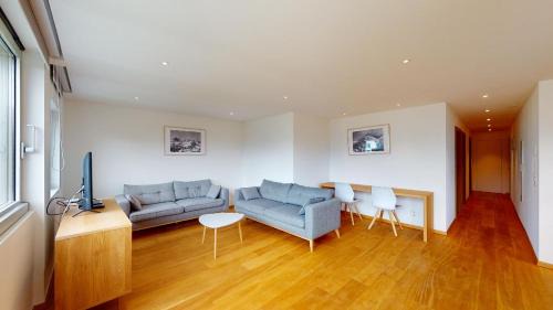 Apartment with Mountain View