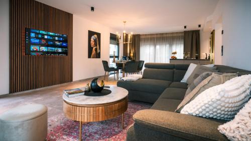 Deluxe One-Bedroom Apartment