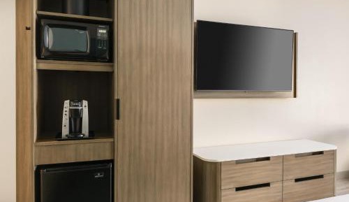 Queen Room with Two Queen Beds with Pool View