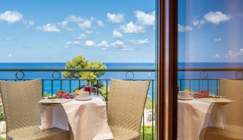 Deluxe Double Room with Balcony and Sea View