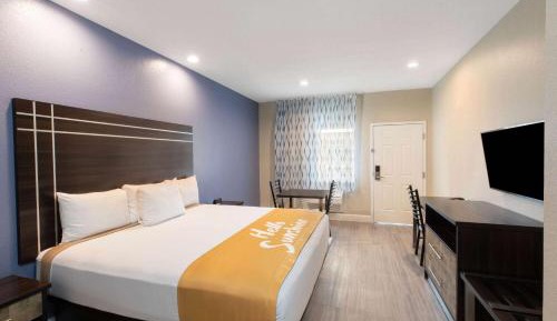 King Room with Roll-In Shower - Mobility/Hearing Accessible - Non-Smoking