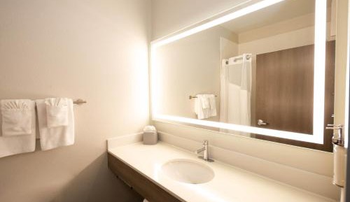 Standard Queen Room with Tub - Communications/Mobility Accessible