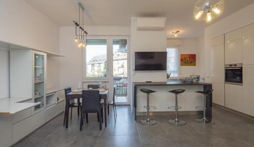 Three-Bedroom Apartment with Balcony