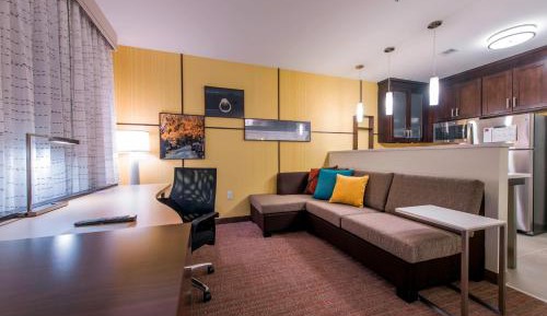 One-Bedroom King Suite with Sofa Bed and Adapted Tub - Mobility Accessible