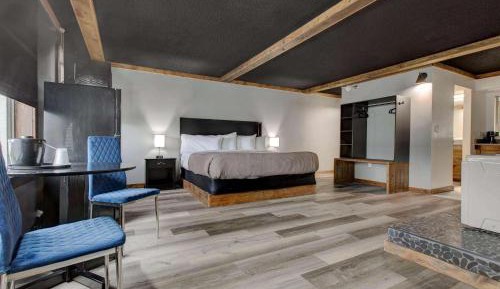 Deluxe King Suite - Non-Smoking