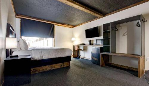 King Room with Roll-in Shower - Mobility Access/Non-Smoking