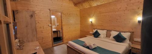 Deluxe Double Room with Side Sea View