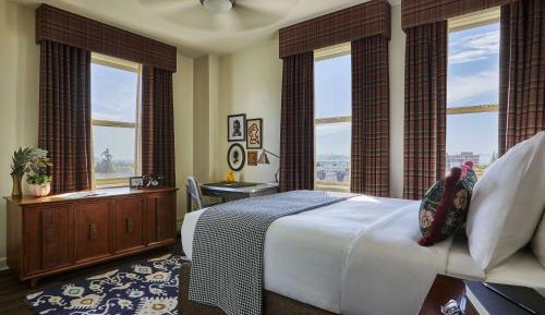 Graduate Queen Room - Top Floor