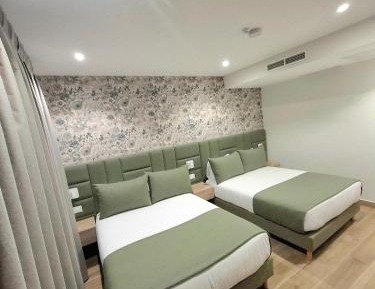 Quadruple Room with Private Bathroom