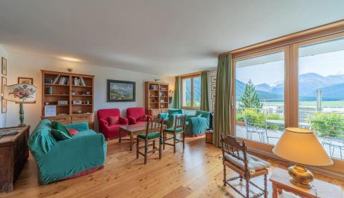 Apartment with Mountain View