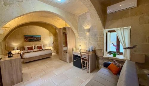 Deluxe Double Room (2 Adults + 1 Child)