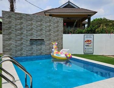 Three-Bedroom Premium Apartment with  With Pool Access and Garden