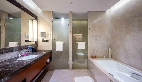 One Bedroom King Suite with Lake View