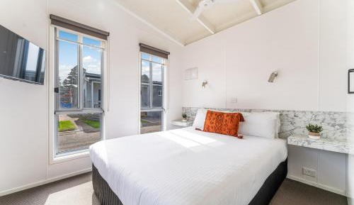 2 Bedroom Deluxe Cabin