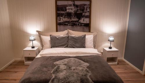 Deluxe Double Room with Side Sea View