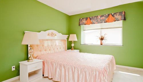 Queen Room with Shared Bathroom