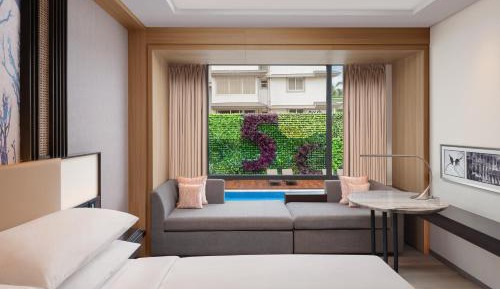 Deluxe Guest room, 1 King, Partial pool view - 10% off on Food and Beverage
