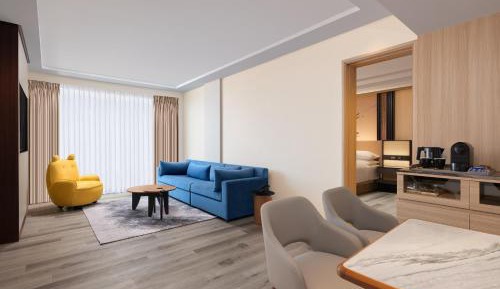 Courtyard, Suite, 1 King, Partial pool view, Balcony - 10% off on Food and Beverage