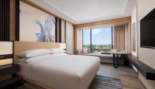 Deluxe Guest room, 1 King, City view - 10% off on Food and Beverage