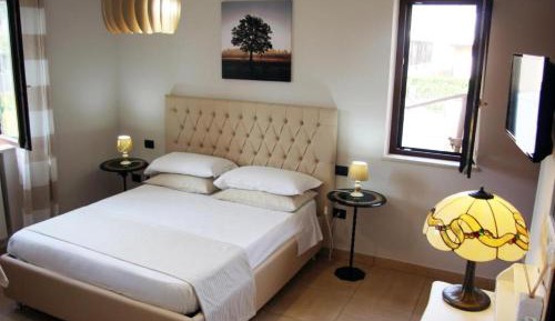 Deluxe Two-Bedroom Apartment with Garden View