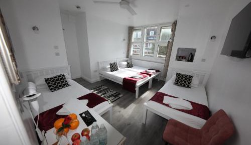 Quadruple Room with Private Bathroom