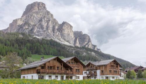 Apartment with Mountain View